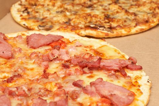 Tasty italian thin crust pizzas with bacon and mozzarella cheese, and mushroom and chicken