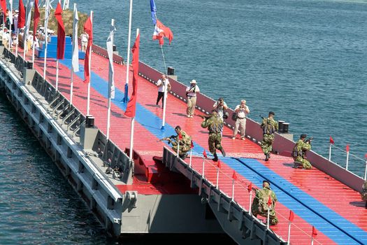Sea infantrymen conduct educational fight on quay