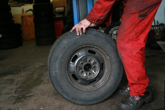 an automechanic at work...........