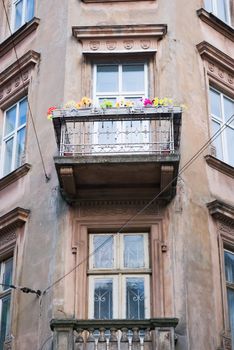 Facade of a building with a balcony and flowers.