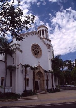 Santa Barbara is located about 90 miles WNW of Los Angeles, along the Pacific coast. This stretch of coast along southern Santa Barbara County is often referred to as the "American Riviera" because of its Mediterranean climate.