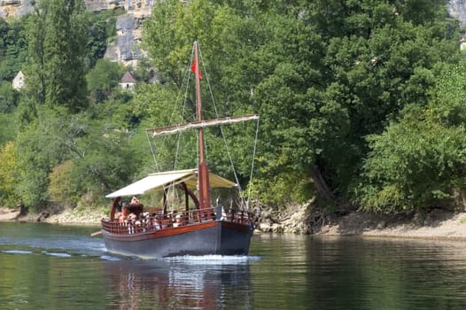 A walk in boat on the Dordogne on board traditional boats
called barges or gabarres