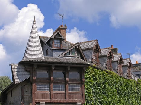 Timbered house near Mont-Dol, Brittany, Northern France. Fachwerkhaus bei Mont-Dol.