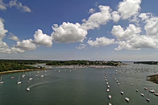 Sailing boats near Combrit, Brittany, North France. Bei Combrit, Segelboote.