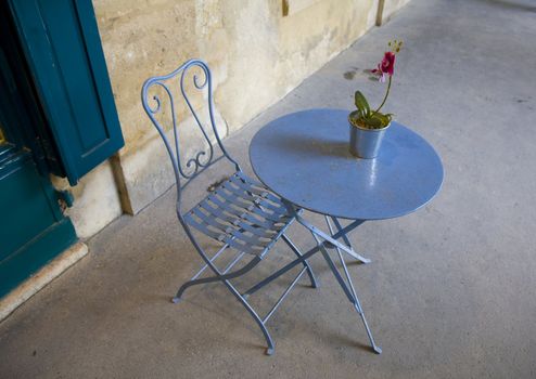 Blue table for one in nice patio - Paris.