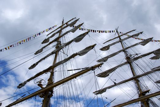 Greater mast of a sailing vessel on a background of clouds