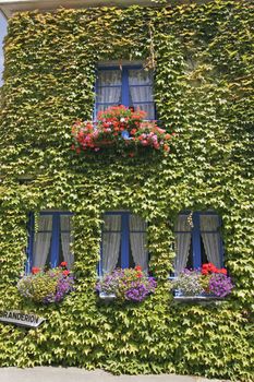 House with sumptuous green and blue windows near Kervignac, Brittany, North France. Haus mit blauen Fenstern