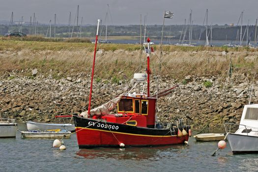 Red boat on the port near Loctudy, Brittany, North France. Loctudy, Am Hafen, rotes Boot.