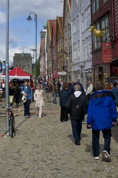 Mennesker langs bryggen i Bergen under tallship race