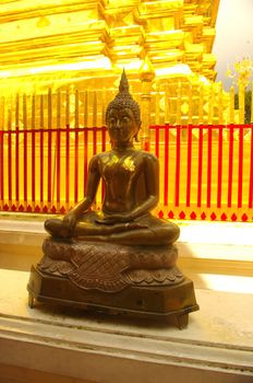 Au temple de Wat Phrathat Doi Suthep à Chiang Mai tous les bouddhas sont doré . Seuls quelque uns en marbre ou en bronze sont placés sur le chemin des fidèles . Les fidèles y colleront en offrande des petits carrés de feuille d’or .
