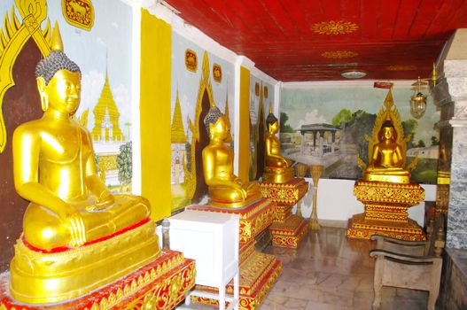 Au temple de Wat Phrathat Doi Suthep les statues de Bouddha sont nombreuses . Certaines sont identiques et se répètent dans des couloirs . Ce sont des statues d’autres temples des environs qui moins féquentés ont obtenus l’autorisation de pouvoir collecter des dons au temple de Wat Phrathat Doi Suthep plus fréquenté par les fidèles .
Un tronc  peint en blanc reçoit les offrandes .