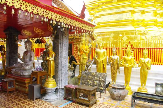 Le temple de Wat Phrathat Doi Suthep est immense . Il s’étend sur plusieurs hectares . Les fidèles doivent quitter leurs chaussures à l’entrée .Marcher pieds nus n’est pas un problème car l’ensemble du temple est carrelé .
Tout est de couleur rouge , blanc ou or étincelant .
