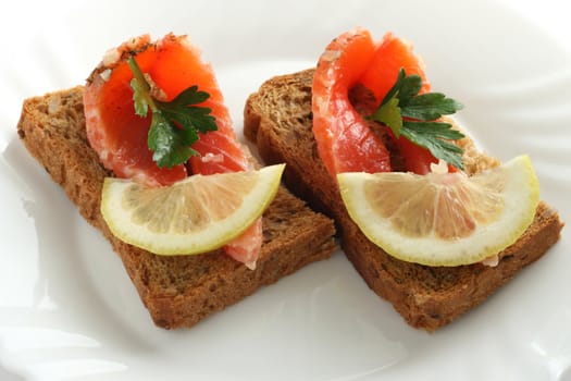 bread with salmon and lemon