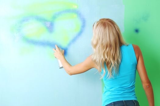  woman paints the wall of balon