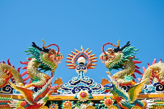 Photo dragon statue chinese style in the sky, no clouds. The Chinese believe that it is a sacred animal has the power and pleasure