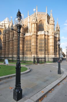 westminster abbey from rear with stretlamps