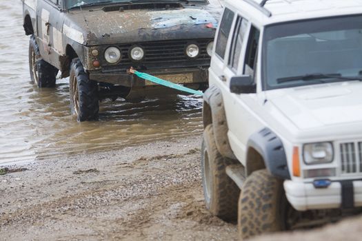 Off-Road Vehicle helps broken Off-Road Vehicle.