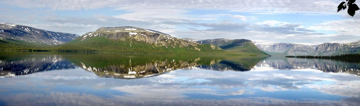 mountain lakes. Kol'skiy peninsula. Russia