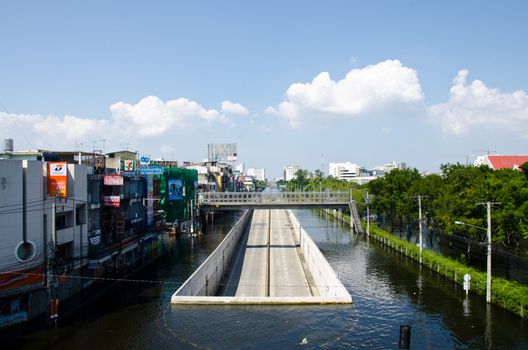 BANGKOK - NOVEMBER 13: A road tunnel dries and survives from the flooded area at Kaset - Navamin crossed roads during the massive flood crisis on November 13, 2011 Bangkok, Thailand.