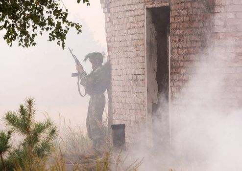 Soldiers train to seize and occupy buidings and structures