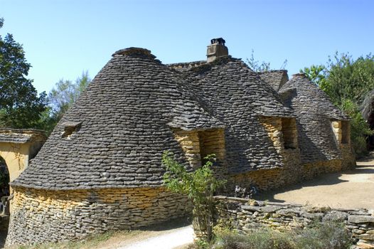 The word borie was introduced into Perigord in the years 1970. The term authentically from P�rigueux is Cabane. Boria� meaning cattle shed to beef animals in langue d'oc, the borie would correspond more to one small smallholding.