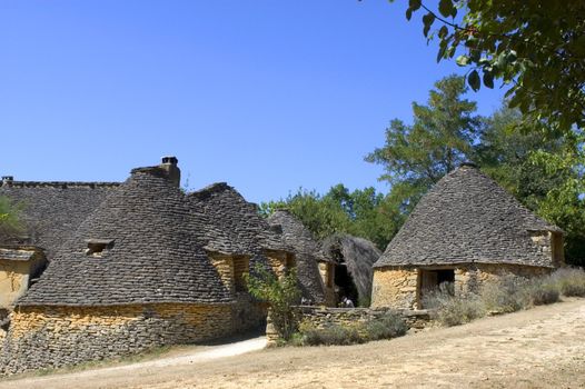 The word borie was introduced into Perigord in the years 1970. The term authentically from P�rigueux is Cabane. Boria� meaning cattle shed to beef animals in langue d'oc, the borie would correspond more to one small smallholding.