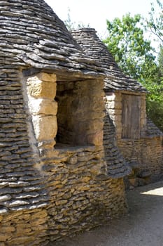 The word borie was introduced into Perigord in the years 1970. The term authentically from P�rigueux is Cabane. Boria� meaning cattle shed to beef animals in langue d'oc, the borie would correspond more to one small smallholding.