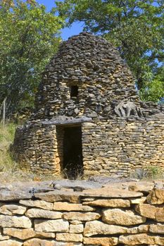 The word borie was introduced into Perigord in the years 1970. The term authentically from P�rigueux is Cabane. Boria� meaning cattle shed to beef animals in langue d'oc, the borie would correspond more to one small smallholding.