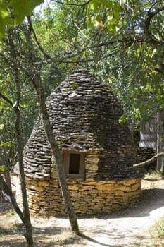 The word borie was introduced into Perigord in the years 1970. The term authentically from P�rigueux is Cabane. Boria� meaning cattle shed to beef animals in langue d'oc, the borie would correspond more to one small smallholding.