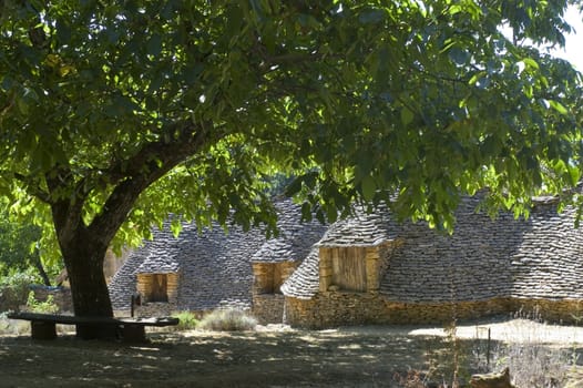 The word borie was introduced into Perigord in the years 1970. The term authentically from P�rigueux is Cabane. Boria� meaning cattle shed to beef animals in langue d'oc, the borie would correspond more to one small smallholding.