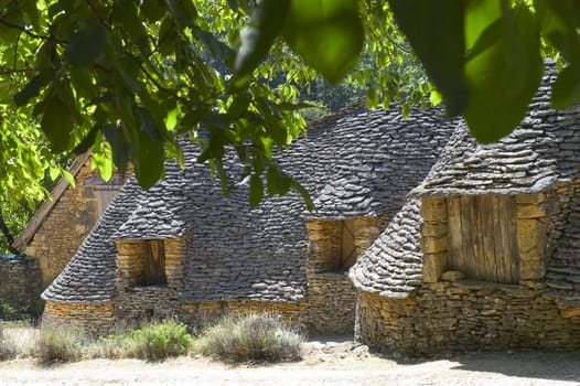 The word borie was introduced into Perigord in the years 1970. The term authentically from P�rigueux is Cabane. Boria� meaning cattle shed to beef animals in langue d'oc, the borie would correspond more to one small smallholding.