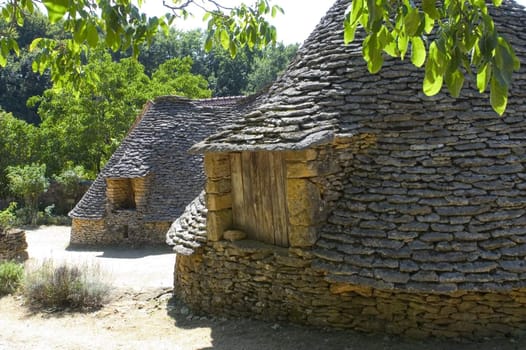 The word borie was introduced into Perigord in the years 1970. The term authentically from P�rigueux is Cabane. Boria� meaning cattle shed to beef animals in langue d'oc, the borie would correspond more to one small smallholding.