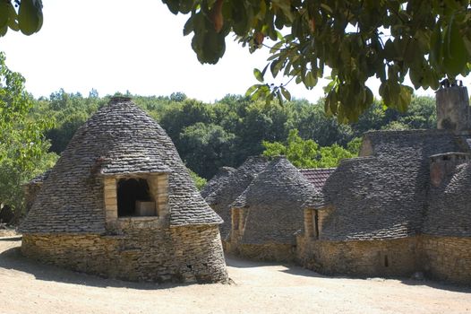 The word borie was introduced into Perigord in the years 1970. The term authentically from P�rigueux is Cabane. Boria� meaning cattle shed to beef animals in langue d'oc, the borie would correspond more to one small smallholding.