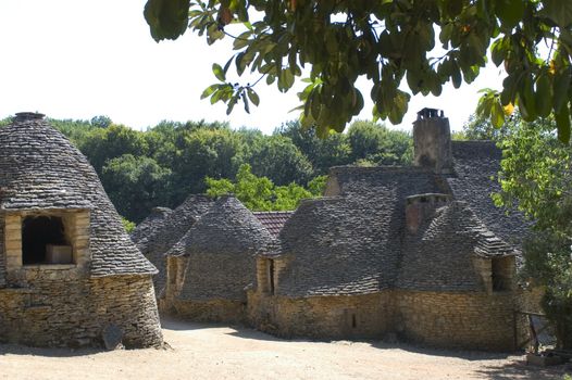 The word borie was introduced into Perigord in the years 1970. The term authentically from P�rigueux is Cabane. Boria� meaning cattle shed to beef animals in langue d'oc, the borie would correspond more to one small smallholding.