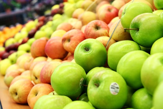 green and red apples at the farmers market 