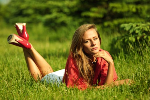 young sommer woman on green grass