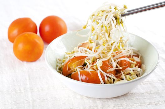 Fried bean sprouts with tomatoes