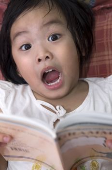 Little girl get shocked in reading 