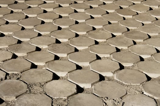 Consolidated skeleton with large octagonal concrete plates fastened together by concrete