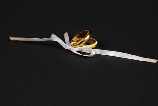 weddings rings bounced by a single white lace