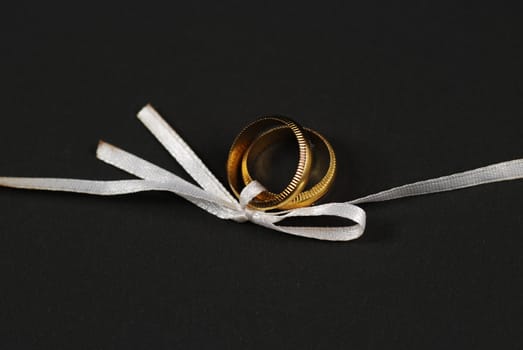 weddings rings bounced by a single white lace