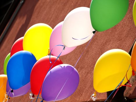 balloons flying in the blu sky