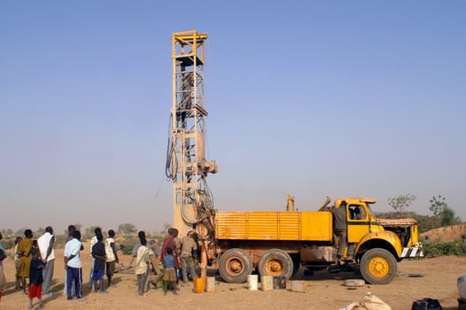 All stages of the drilling of a well in Burkina Faso Faso. Water is with 40 meters of depth and it is necessary to use a truck of drilling. To final manual pump will be assembled so that the well is protected from all pollution outside. A well costs 8000 Euro which are financed by humanitarian associations.