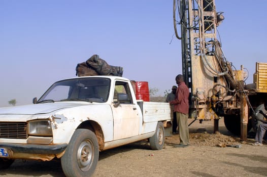All stages of the drilling of a well in Burkina Faso Faso. Water is with 40 meters of depth and it is necessary to use a truck of drilling. To final manual pump will be assembled so that the well is protected from all pollution outside. A well costs 8000 Euro which are financed by humanitarian associations.