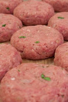 Photo cooking raw cutlets with herbs