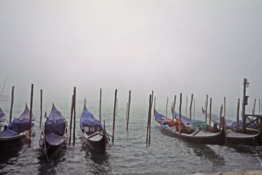 Venice, Gondola in the fog.
Venedig, Gondeln im Nebel.