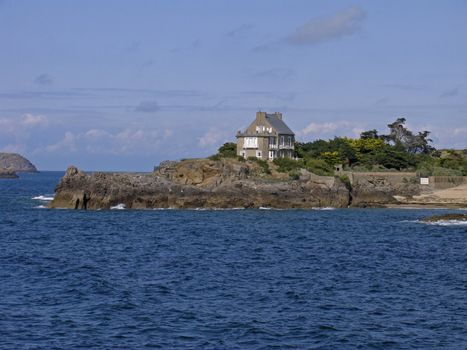 House at the sea in Rothéneuf, Brittany, North France. Rothéneuf, Haus am Meer