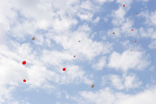 many holiday baloons are flying in the sky