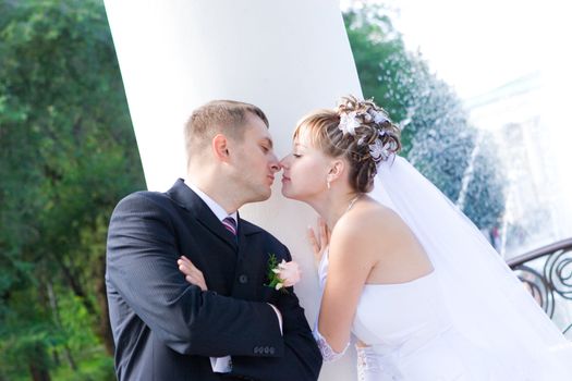 kiss of the newly-married couple in the columns