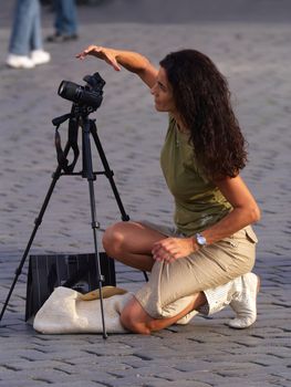 A female photographer at the time of shooting on the street